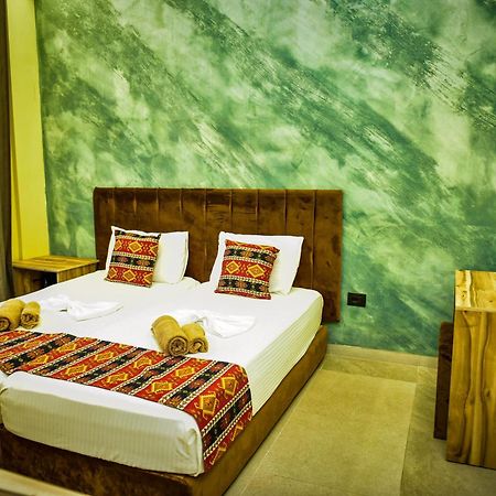 Te Bujtina Hotel- Cozy Stay With Traditional Breakfast Near Beach Golem  Eksteriør bilde