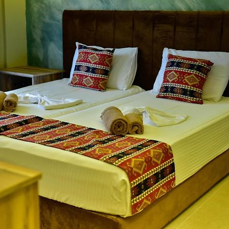 Te Bujtina Hotel- Cozy Stay With Traditional Breakfast Near Beach Golem  Eksteriør bilde