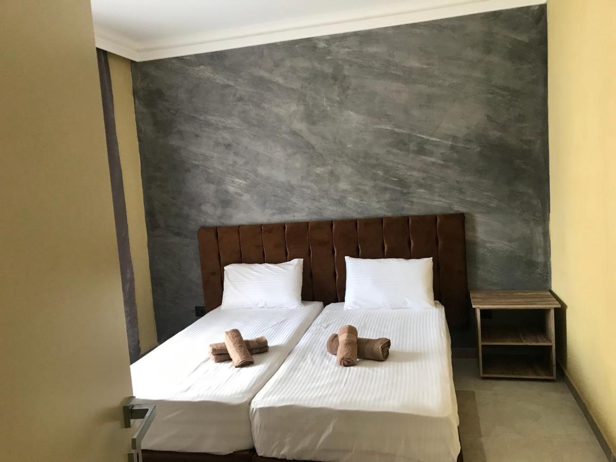 Te Bujtina Hotel- Cozy Stay With Traditional Breakfast Near Beach Golem  Eksteriør bilde