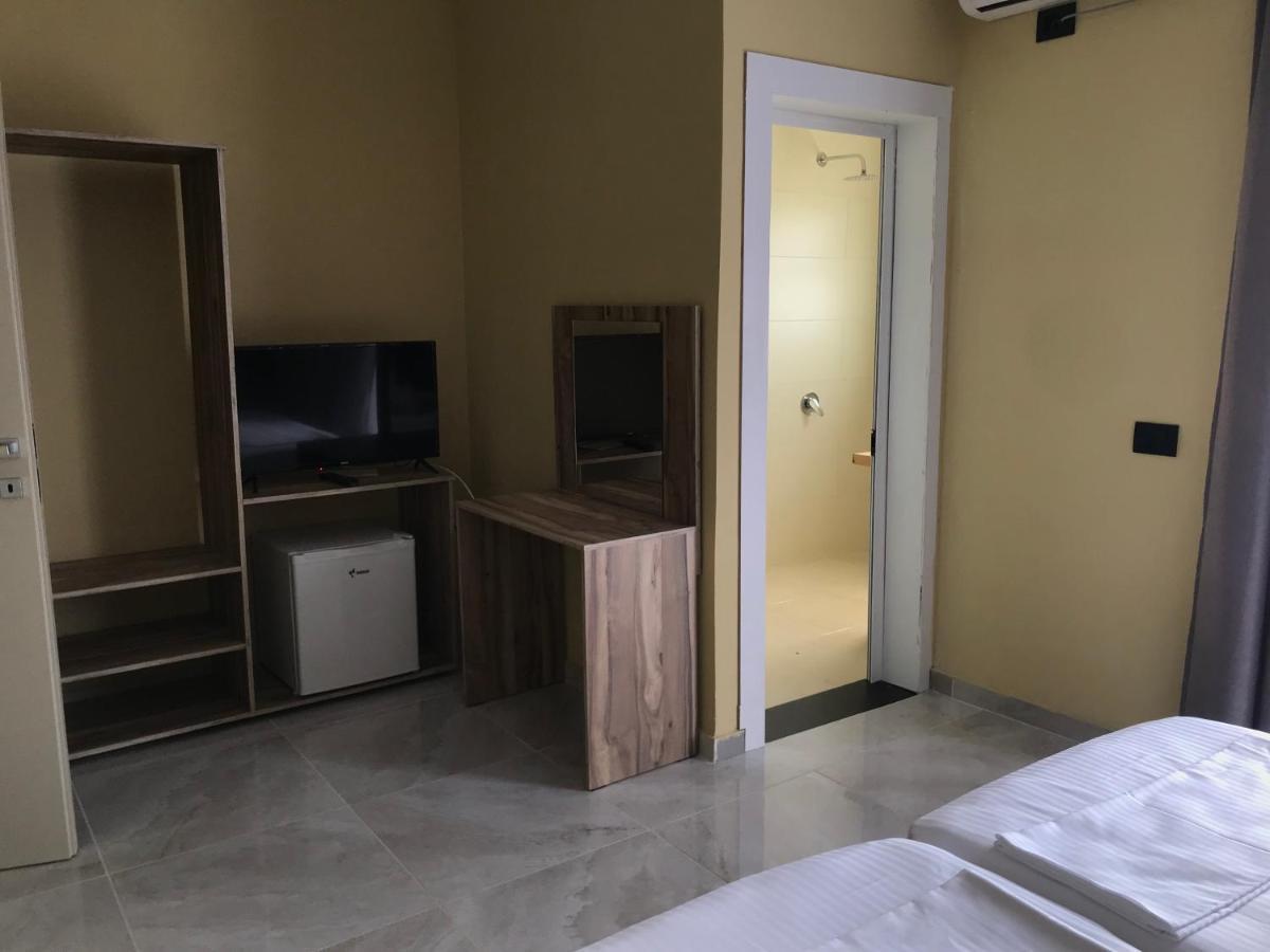 Te Bujtina Hotel- Cozy Stay With Traditional Breakfast Near Beach Golem  Eksteriør bilde