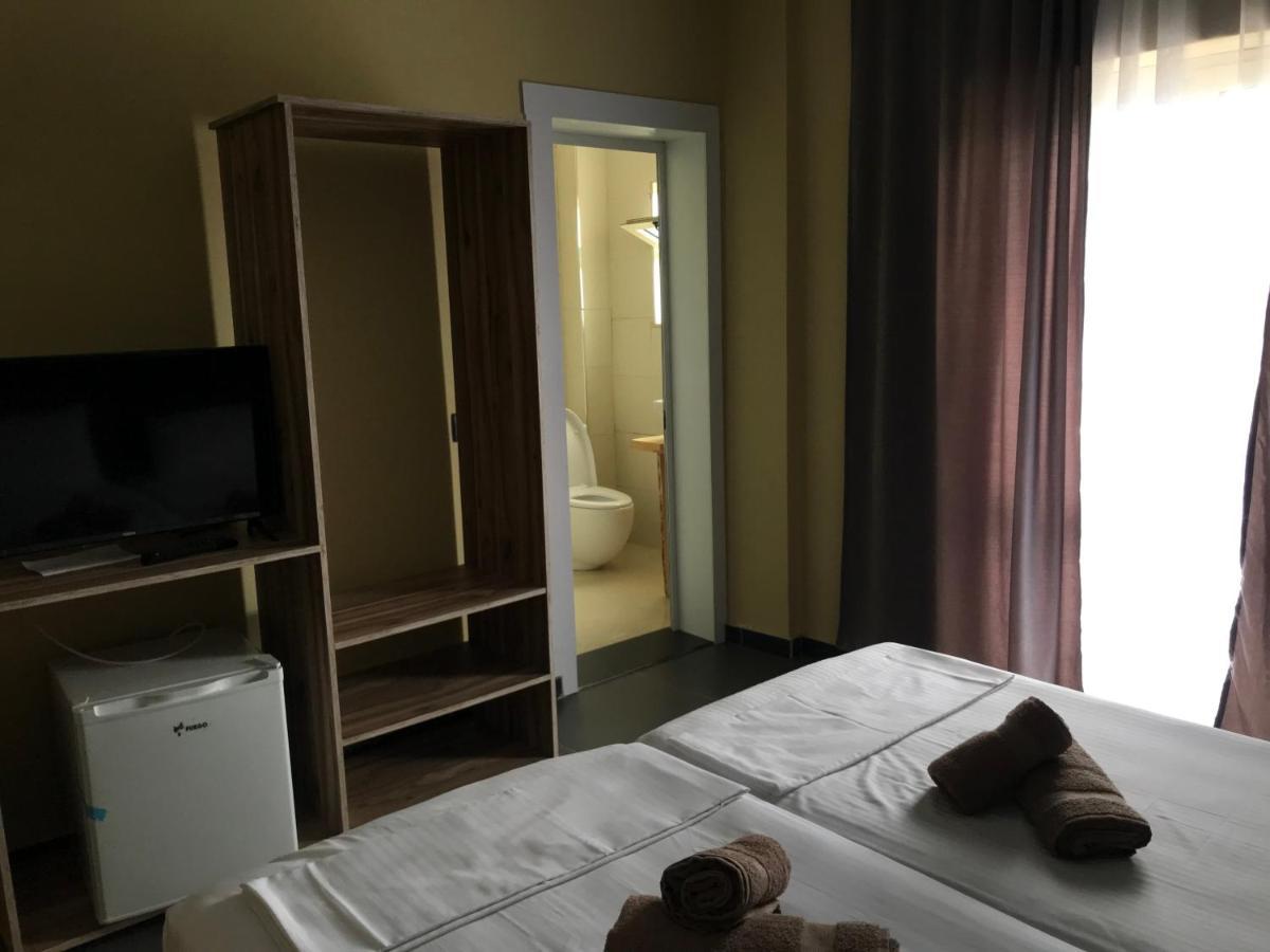 Te Bujtina Hotel- Cozy Stay With Traditional Breakfast Near Beach Golem  Eksteriør bilde