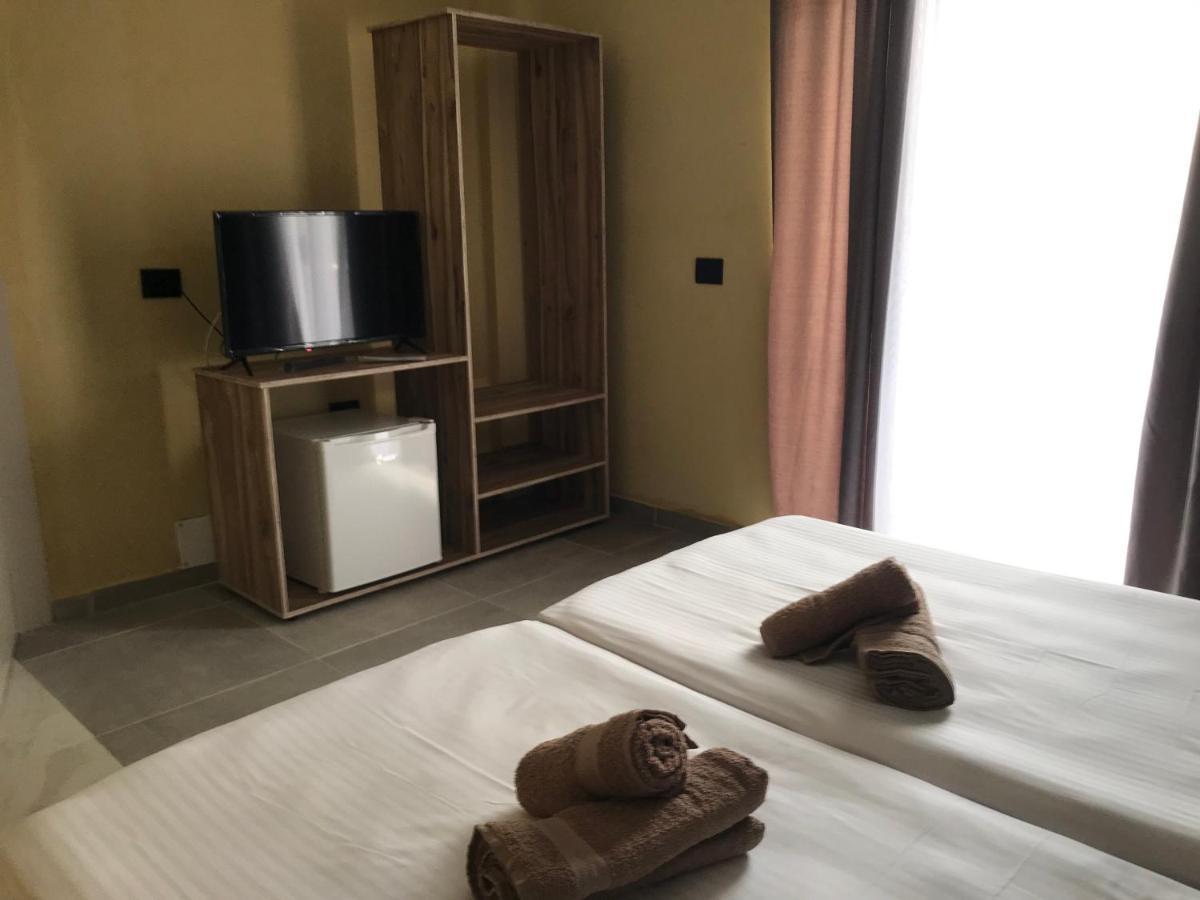 Te Bujtina Hotel- Cozy Stay With Traditional Breakfast Near Beach Golem  Eksteriør bilde
