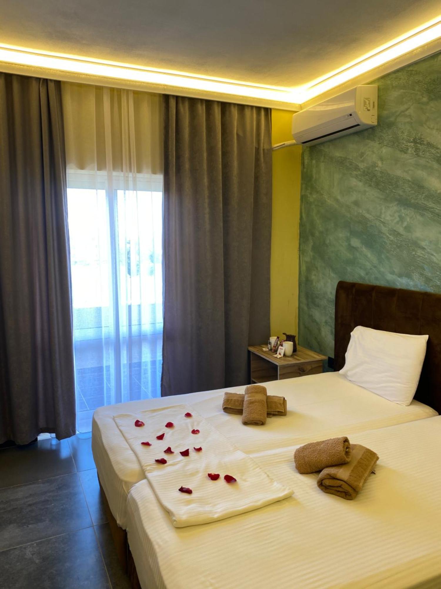 Te Bujtina Hotel- Cozy Stay With Traditional Breakfast Near Beach Golem  Eksteriør bilde