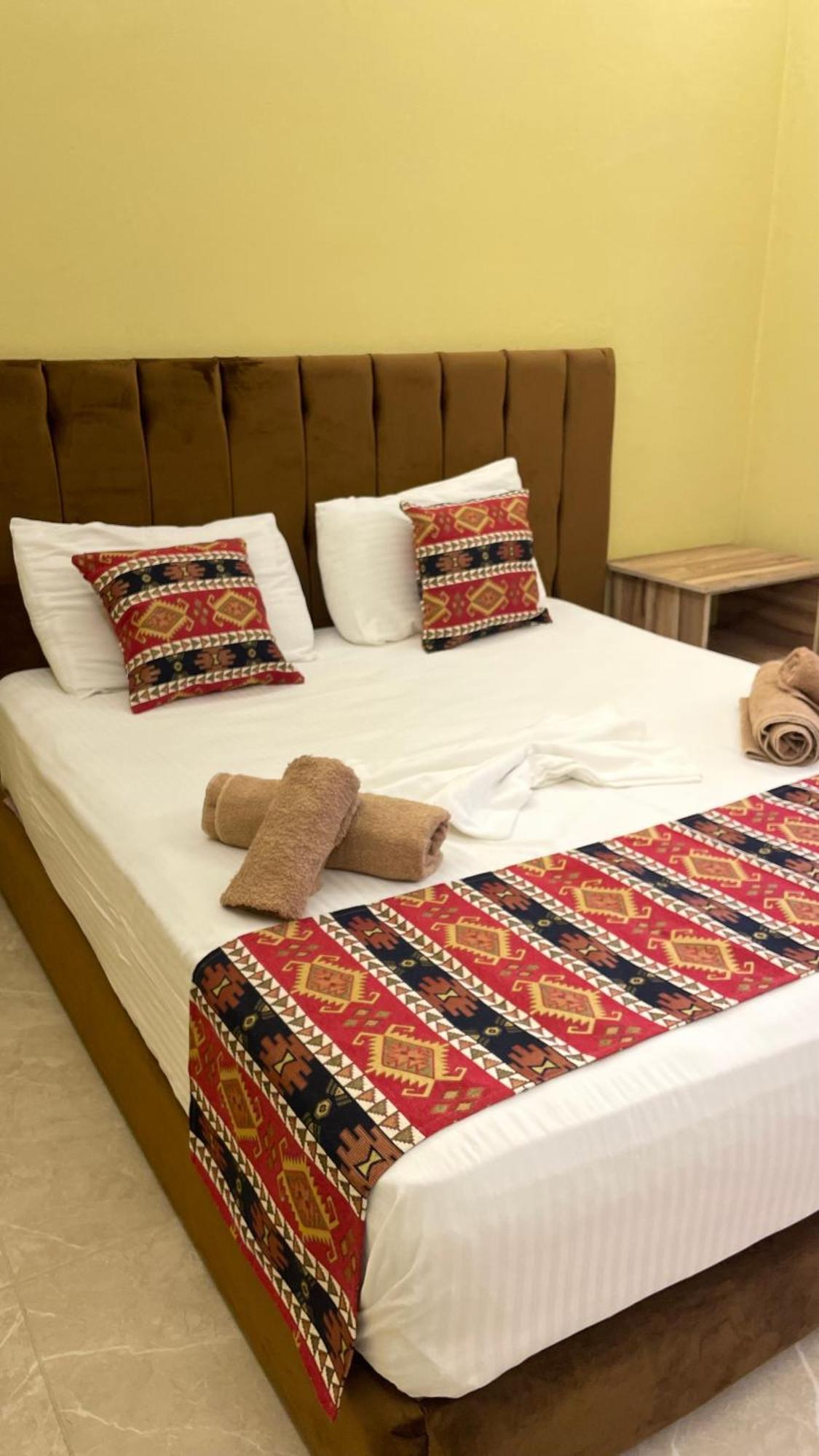 Te Bujtina Hotel- Cozy Stay With Traditional Breakfast Near Beach Golem  Eksteriør bilde
