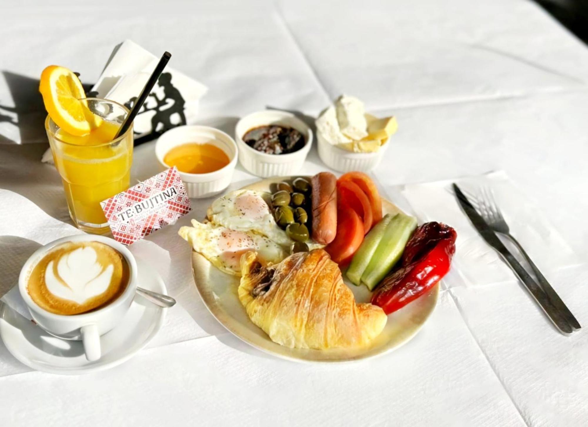 Te Bujtina Hotel- Cozy Stay With Traditional Breakfast Near Beach Golem  Eksteriør bilde