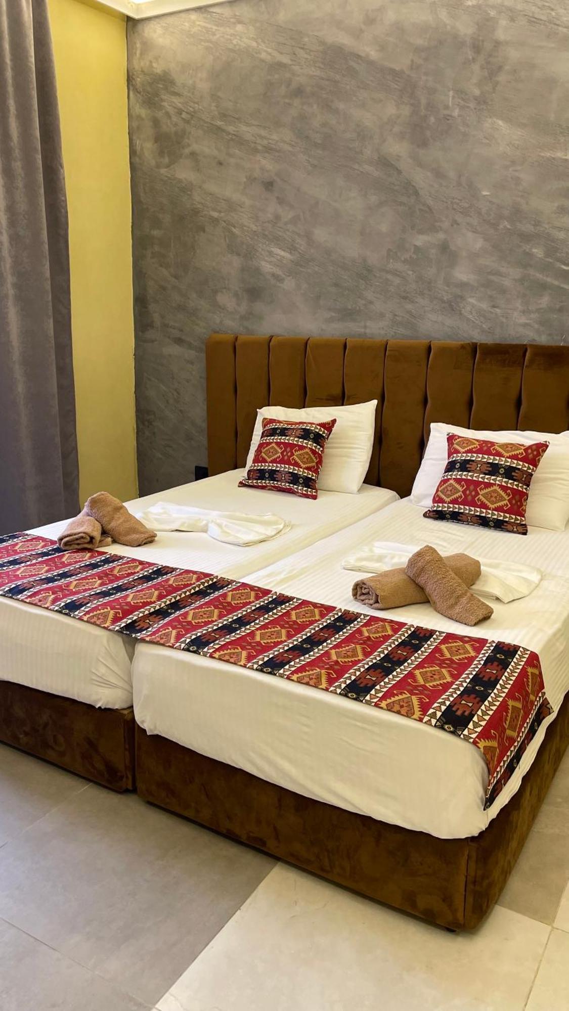 Te Bujtina Hotel- Cozy Stay With Traditional Breakfast Near Beach Golem  Eksteriør bilde