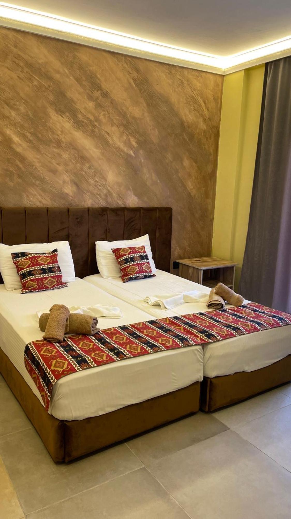 Te Bujtina Hotel- Cozy Stay With Traditional Breakfast Near Beach Golem  Eksteriør bilde