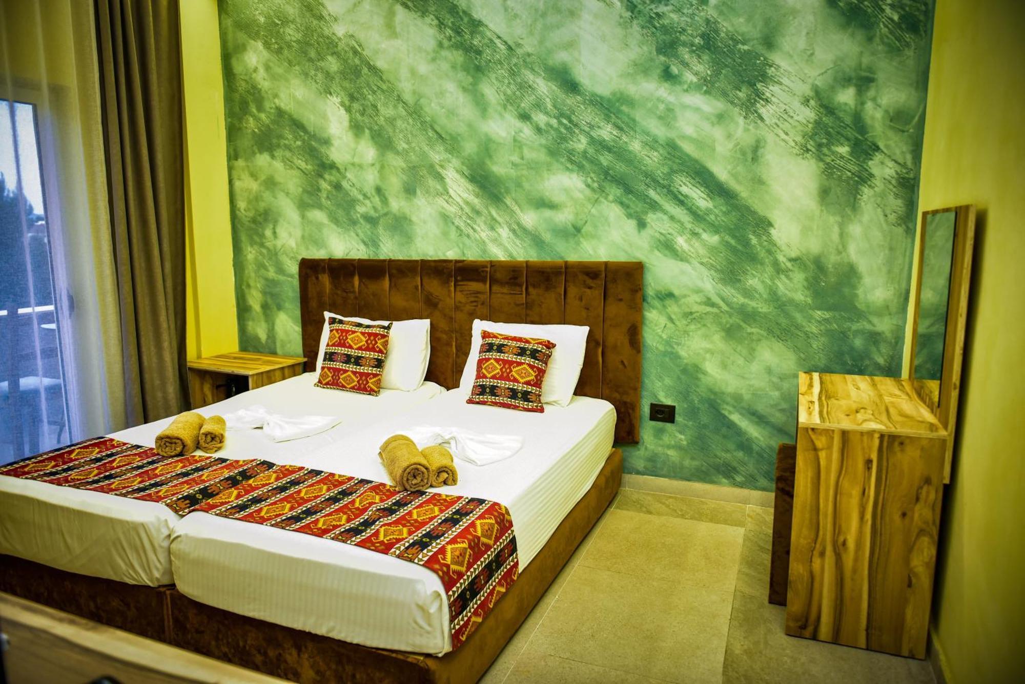 Te Bujtina Hotel- Cozy Stay With Traditional Breakfast Near Beach Golem  Eksteriør bilde