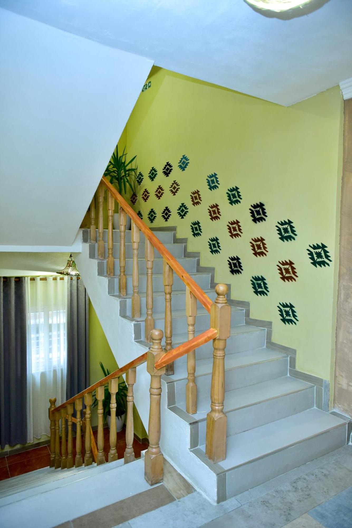 Te Bujtina Hotel- Cozy Stay With Traditional Breakfast Near Beach Golem  Eksteriør bilde