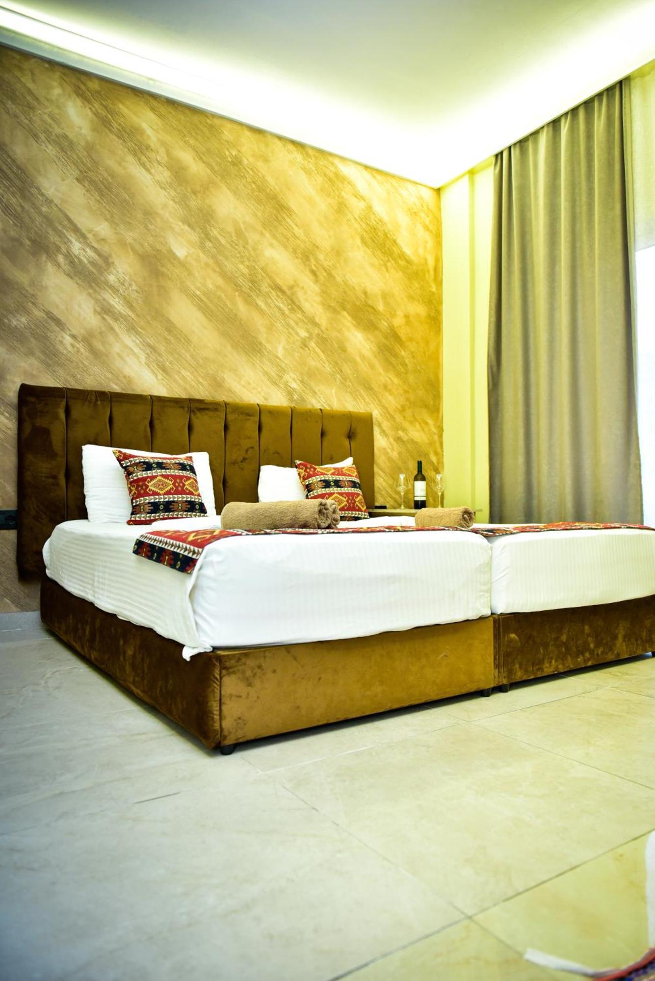 Te Bujtina Hotel- Cozy Stay With Traditional Breakfast Near Beach Golem  Eksteriør bilde