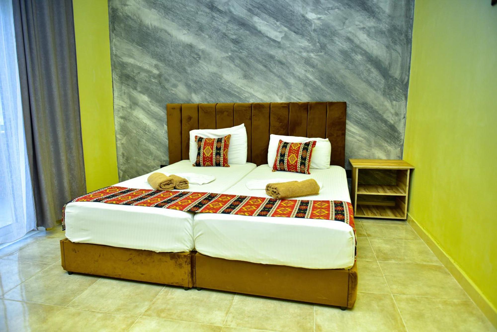 Te Bujtina Hotel- Cozy Stay With Traditional Breakfast Near Beach Golem  Eksteriør bilde
