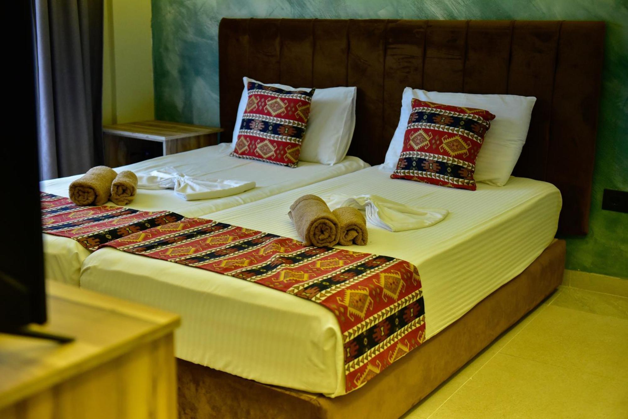 Te Bujtina Hotel- Cozy Stay With Traditional Breakfast Near Beach Golem  Eksteriør bilde