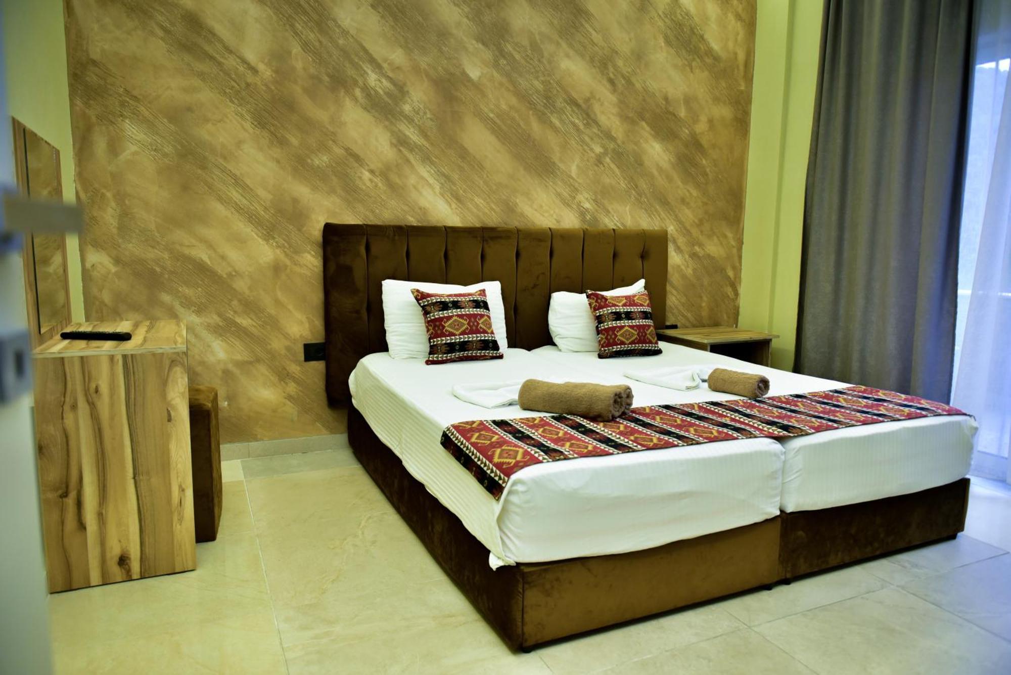 Te Bujtina Hotel- Cozy Stay With Traditional Breakfast Near Beach Golem  Eksteriør bilde