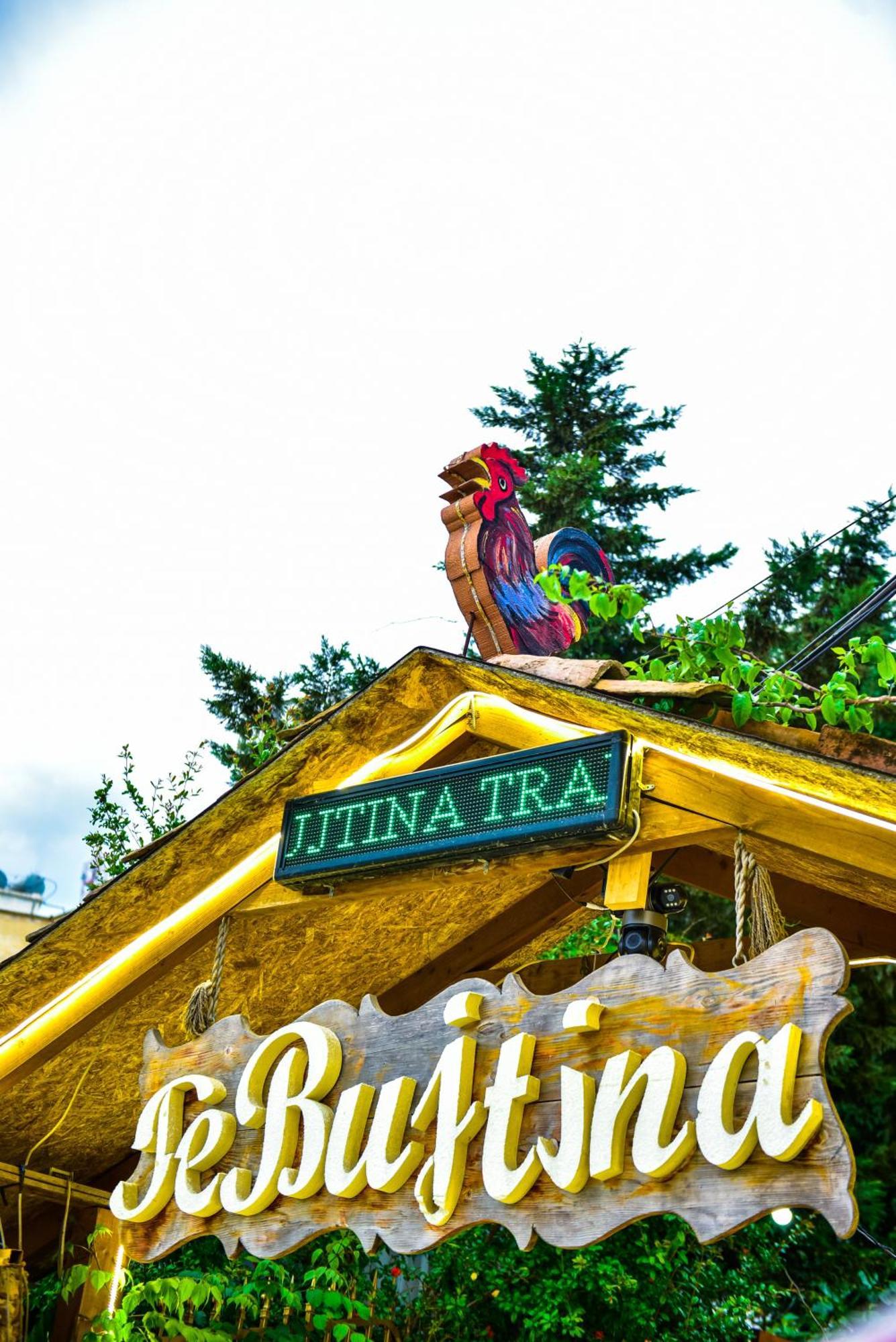 Te Bujtina Hotel- Cozy Stay With Traditional Breakfast Near Beach Golem  Eksteriør bilde