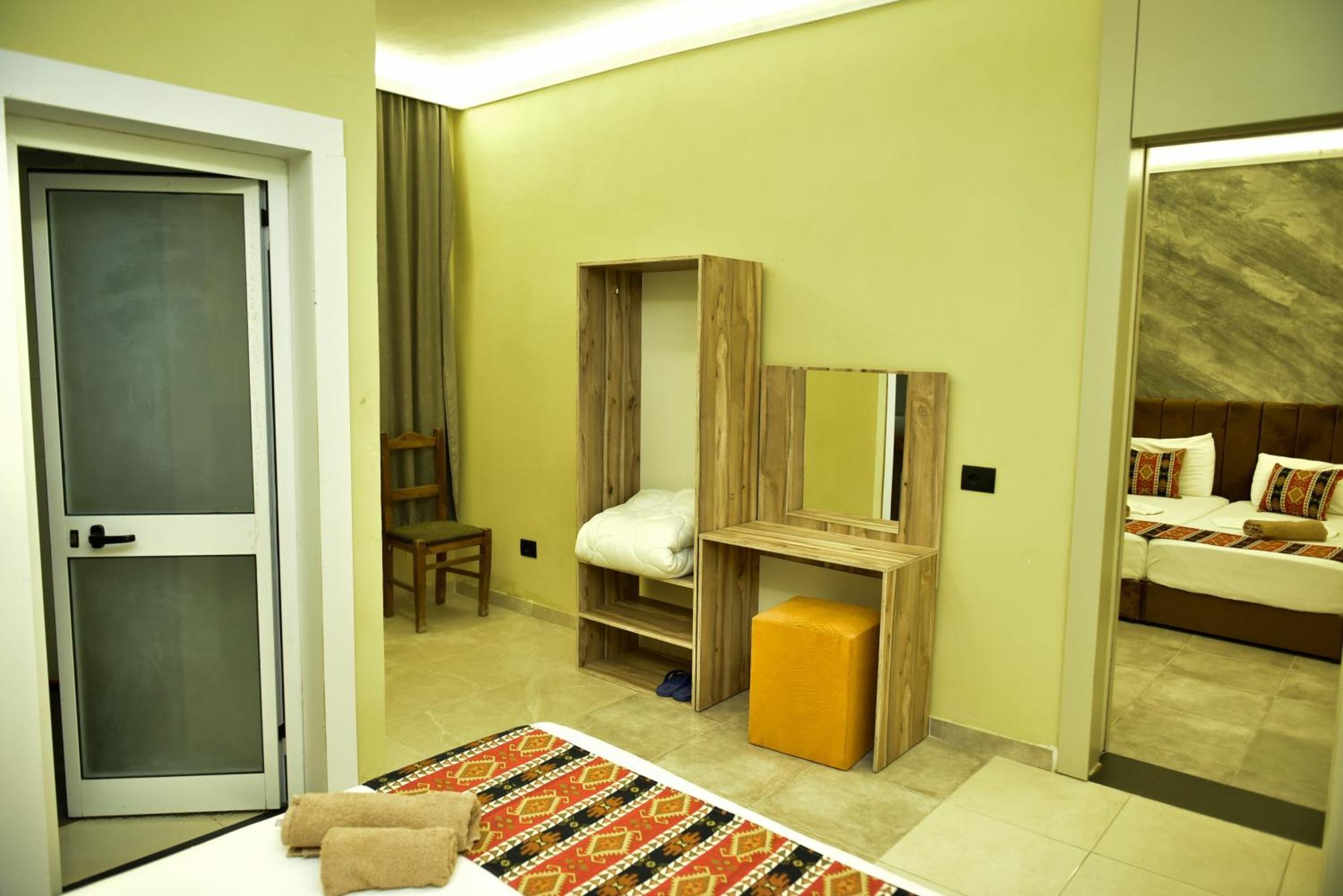 Te Bujtina Hotel- Cozy Stay With Traditional Breakfast Near Beach Golem  Eksteriør bilde