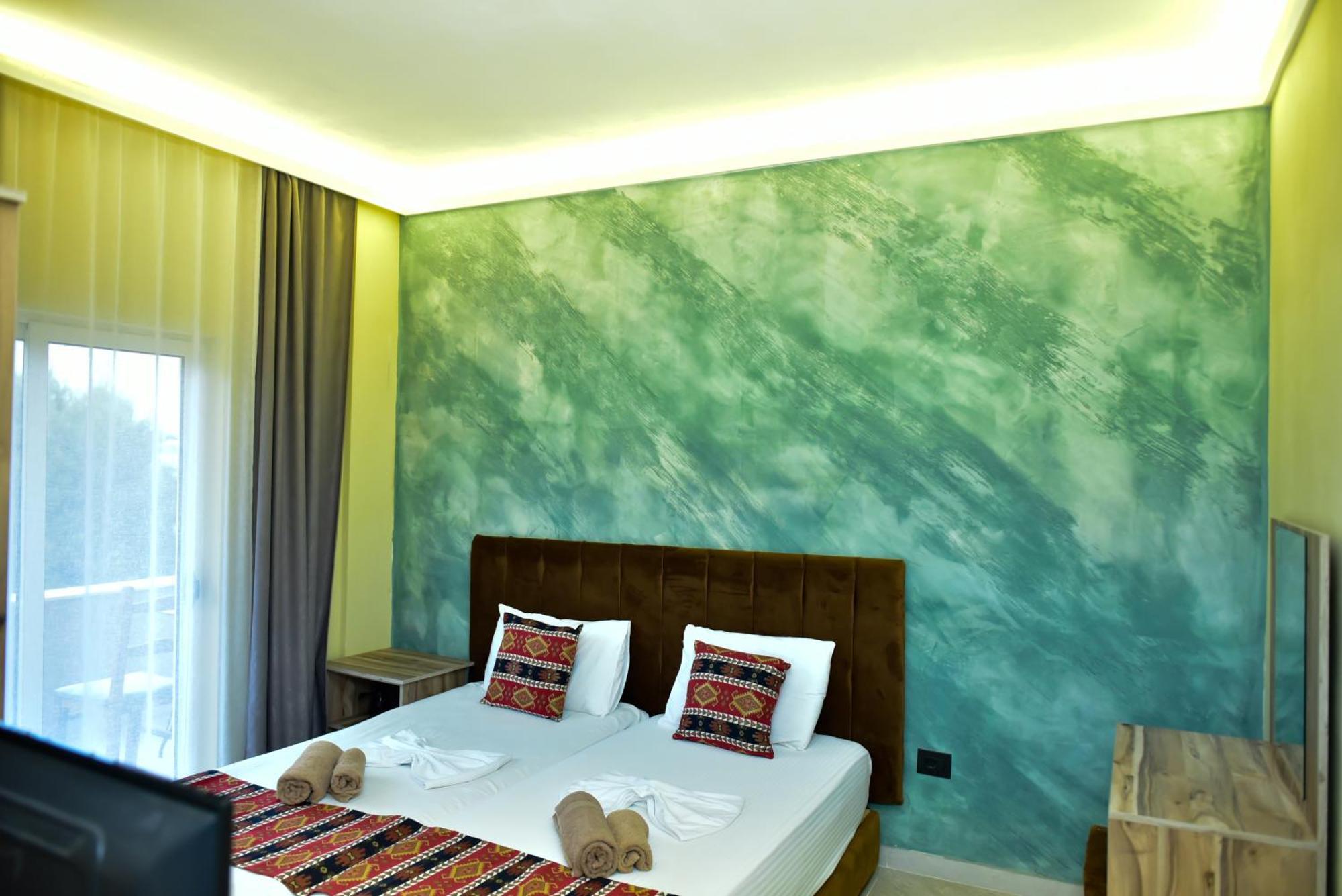 Te Bujtina Hotel- Cozy Stay With Traditional Breakfast Near Beach Golem  Eksteriør bilde